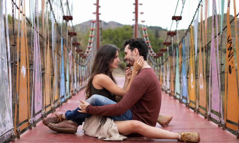 Um casal em meditação